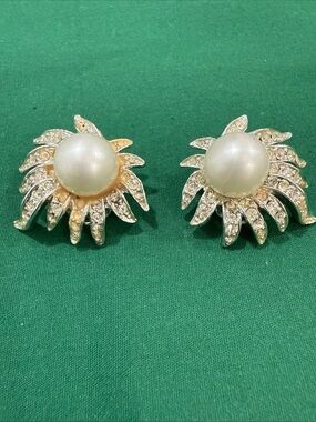 Vintage Celebrity NY rhinestone and faux pearl clip earrings .
#13B